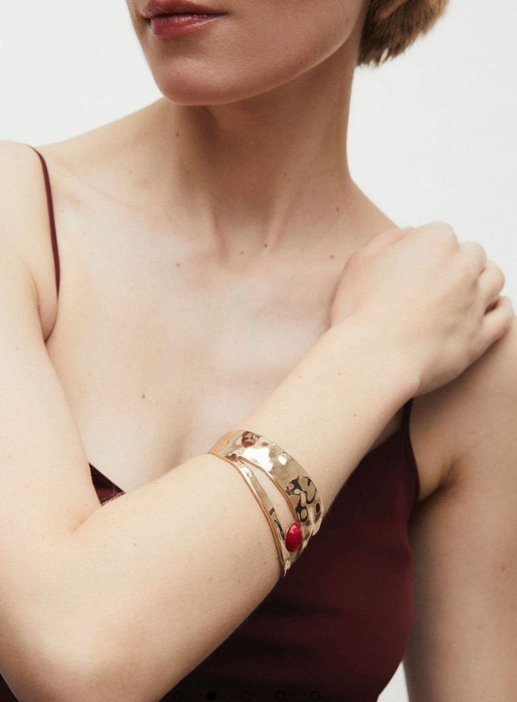 BRAZALETE IRREGULAR SALADA CON ÁGATA ROJA