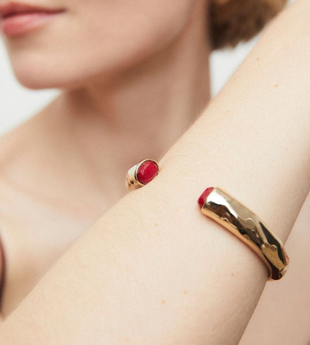BRAZALETE RÍGIDO SALADA CON ÁGATA ROJA