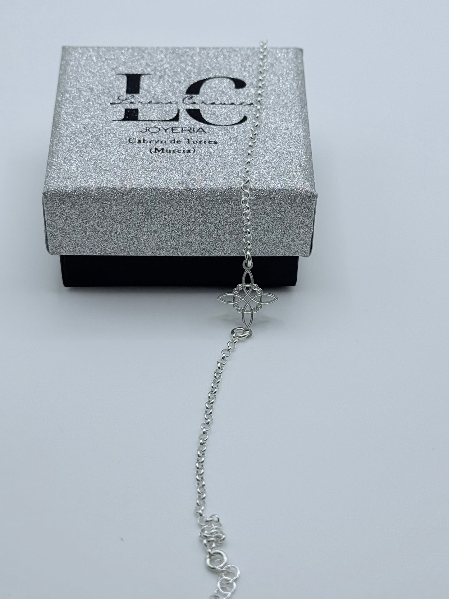 Pulsera plata nudo de bruja