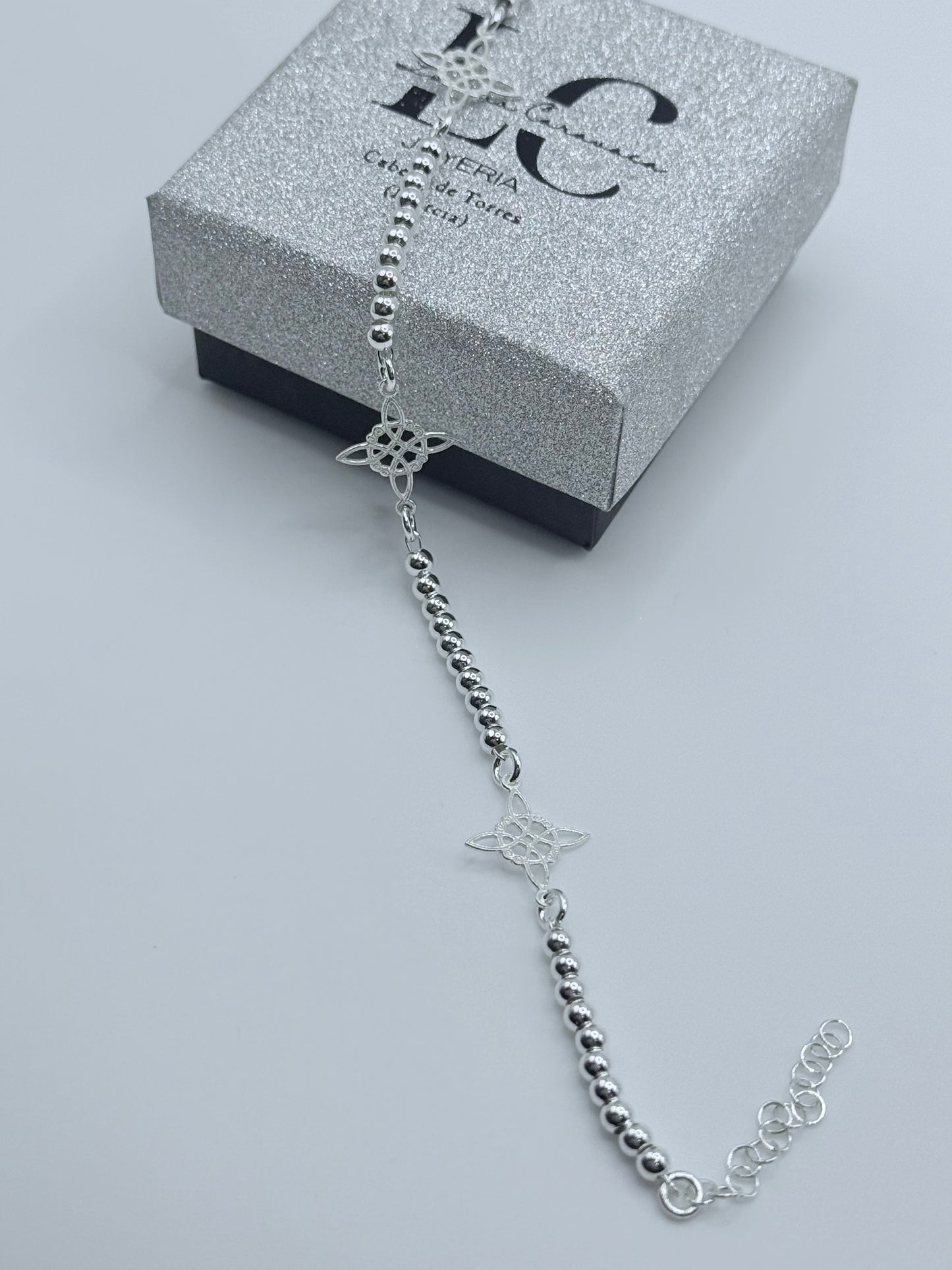 Pulsera plata bolas nudo de bruja
