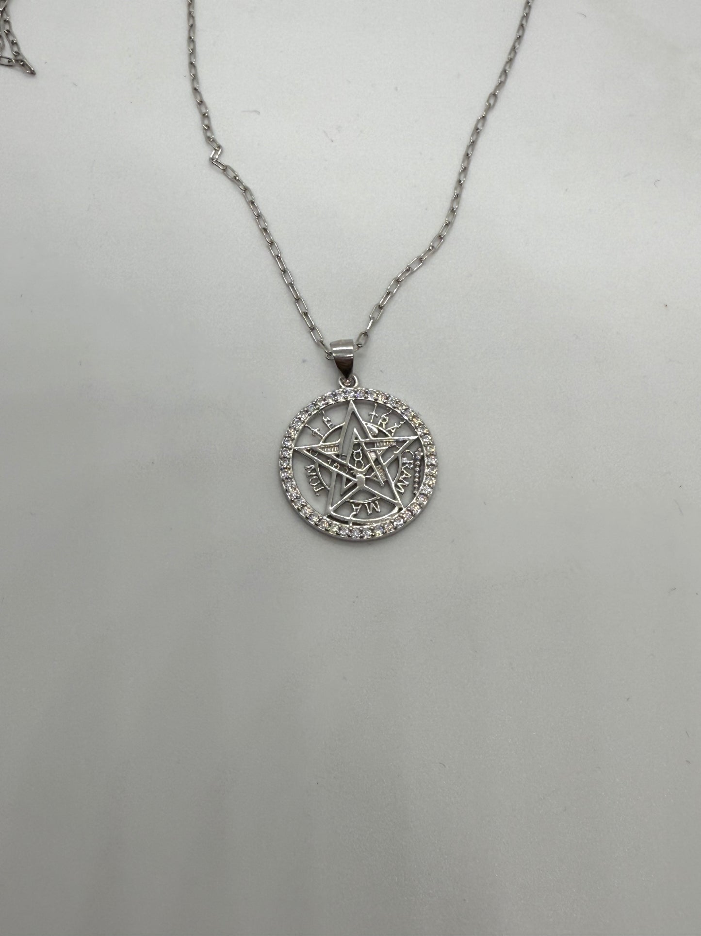 Colgante tetragramaton