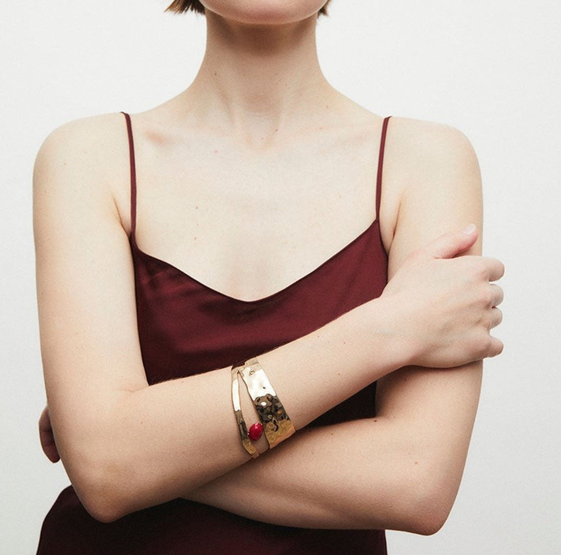 BRAZALETE IRREGULAR SALADA CON ÁGATA ROJA