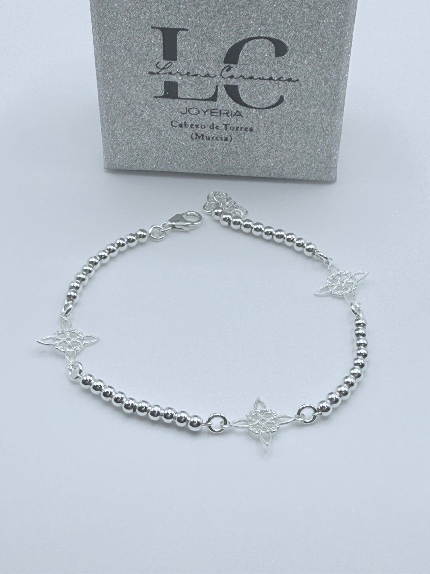 Pulsera plata bolas nudo de bruja