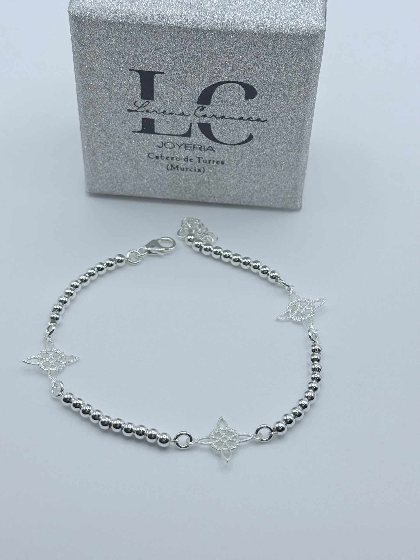 Pulsera plata bolas nudo de bruja
