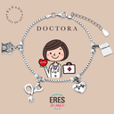 Pulsera eres lo más doctora metal bañado en plata con cuatro colgantes